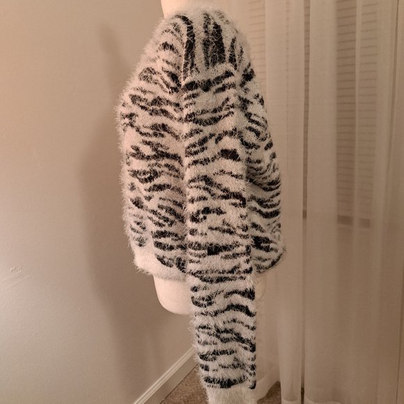 Mudd Black and White Eyelash Crew Pullover - Size Large NWT - Picture 4 of 7